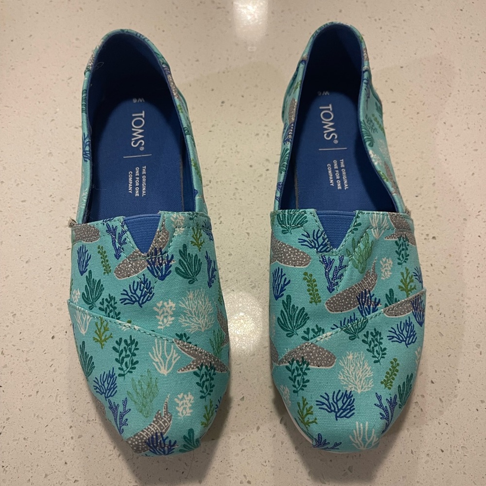 Whale shark and coral Toms alpargatas - they glow!